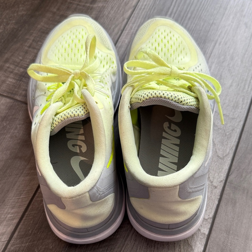 Nike Women's Light Yellow Athletic Shoes - Picture 4 of 5